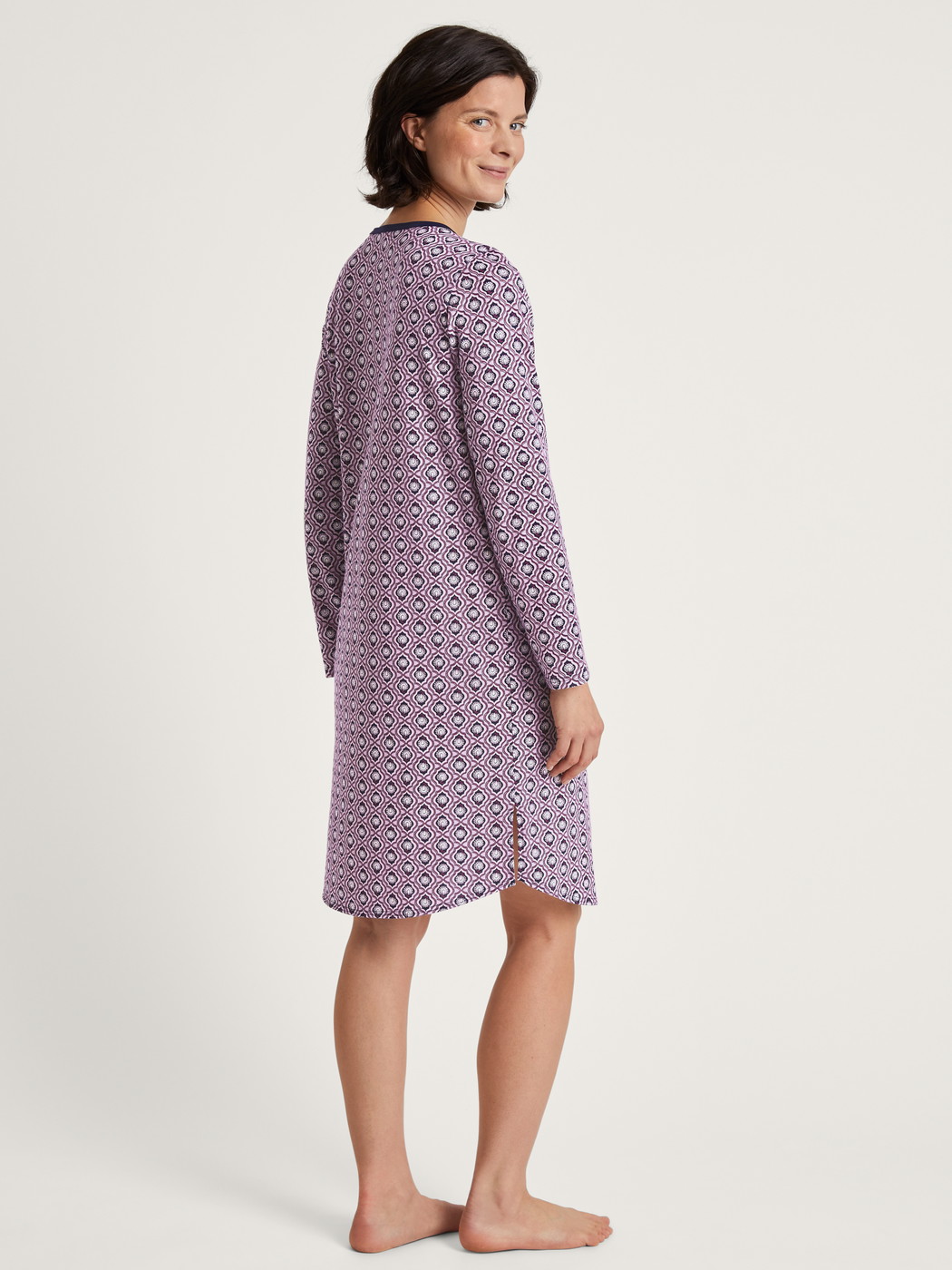 La modella / Il modello Donna indossa Nightdress, lunghezza 100cm in 100% cotone di colore Viola, Floreale, della serie Lovely Nights di CALIDA, Vista posteriore