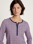 La modella / Il modello Donna indossa Nightdress, lunghezza 100cm in 100% cotone di colore Viola, Floreale, della serie Lovely Nights di CALIDA, Dettaglio