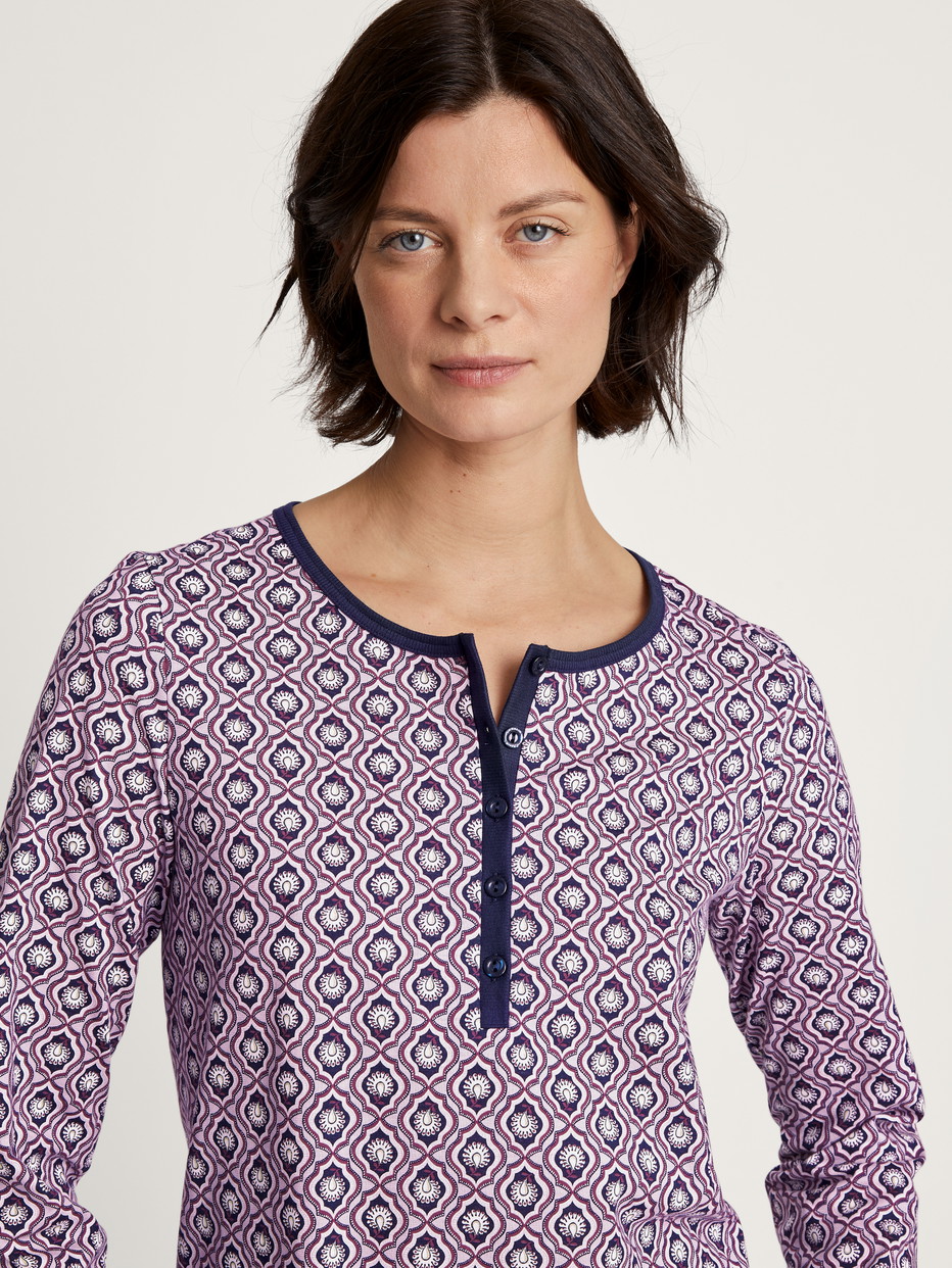 Damen-Model trägt Nightdress, Länge 100cm aus 100% Baumwolle in Violett, Floral aus Serie Lovely Nights von CALIDA, Detail