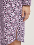 La modella / Il modello Donna indossa Nightdress, lunghezza 100cm in 100% cotone di colore Viola, Floreale, della serie Lovely Nights di CALIDA, Dettaglio