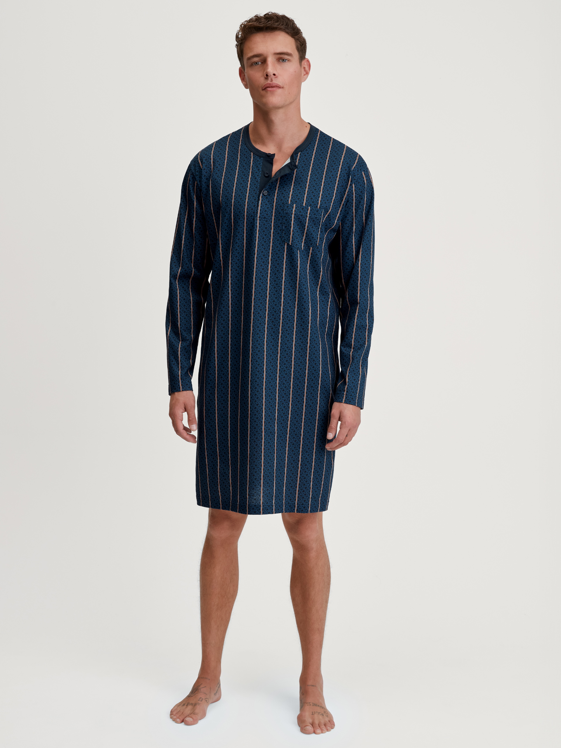 Herren-Model trägt Herren-Nachthemd aus 100% Baumwolle in Blau, Gestreift aus Serie Relax Imprint 1 von CALIDA, Vorderansicht