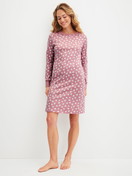 La modella / Il modello Donna indossa Camicia da notte a maniche lunghe – Lunghezza 100 cm in 100% cotone di colore Rosa, Modello, della serie Cotton Special di CALIDA, Vista frontale