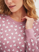 La modella / Il modello Donna indossa Camicia da notte a maniche lunghe – Lunghezza 100 cm in 100% cotone di colore Rosa, Modello, della serie Cotton Special di CALIDA, Dettaglio