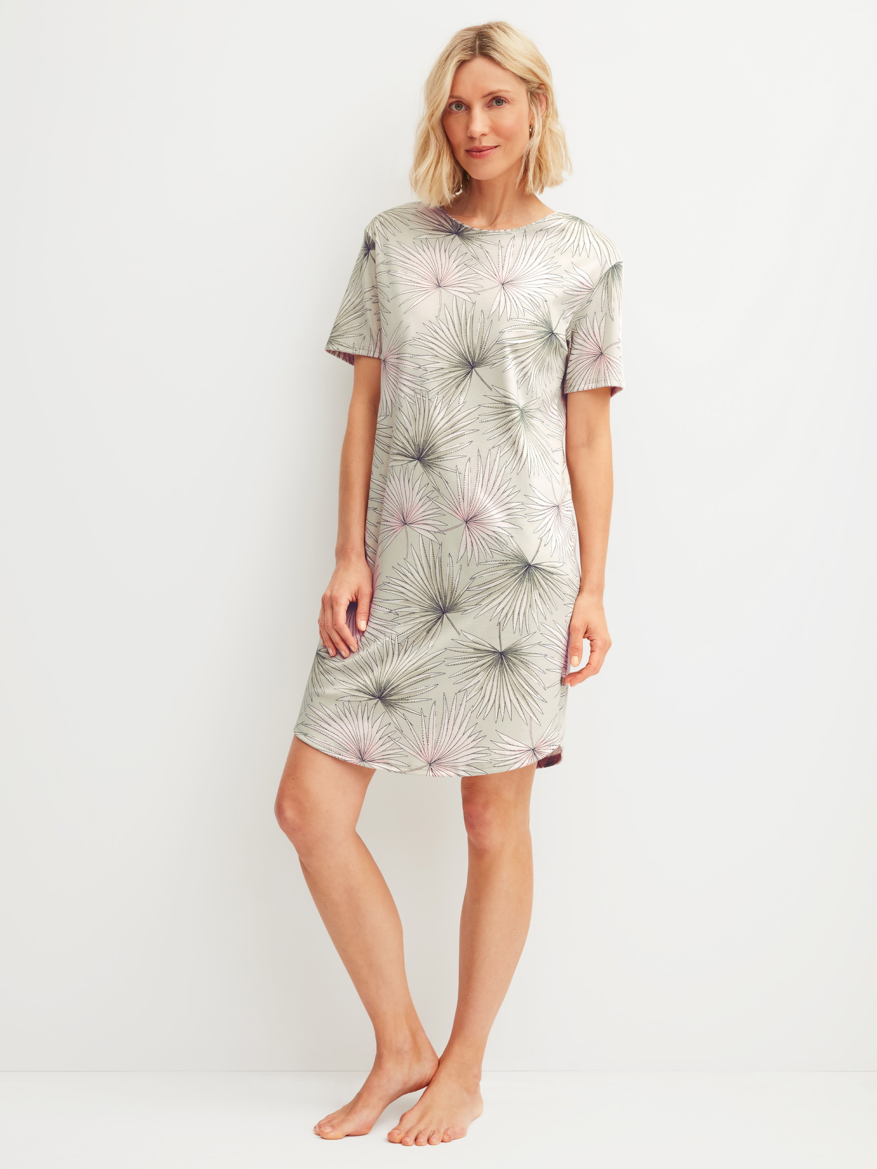 Damen-Model trägt Kurzarm-Nachthemd, Länge 95 cm aus 100% Baumwolle in Grün, Floral aus Serie Leaf Dreams von CALIDA, Vorderansicht