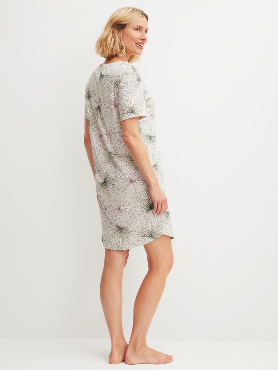 Damen-Model trägt Kurzarm-Nachthemd, Länge 95 cm aus 100% Baumwolle in Grün, Floral aus Serie Leaf Dreams von CALIDA, Rückansicht
