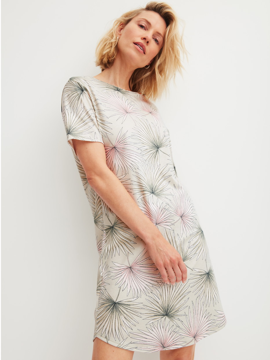 Damen-Model trägt Kurzarm-Nachthemd, Länge 95 cm aus 100% Baumwolle in Grün, Floral aus Serie Leaf Dreams von CALIDA, Vorderansicht