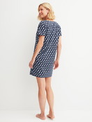 Le mannequin Femme porte le/la Chemise de nuit à manches courtes en 100% coton de couleur Bleu, À motifs, de la série Daylight Dreams de CALIDA, Vue arrière
