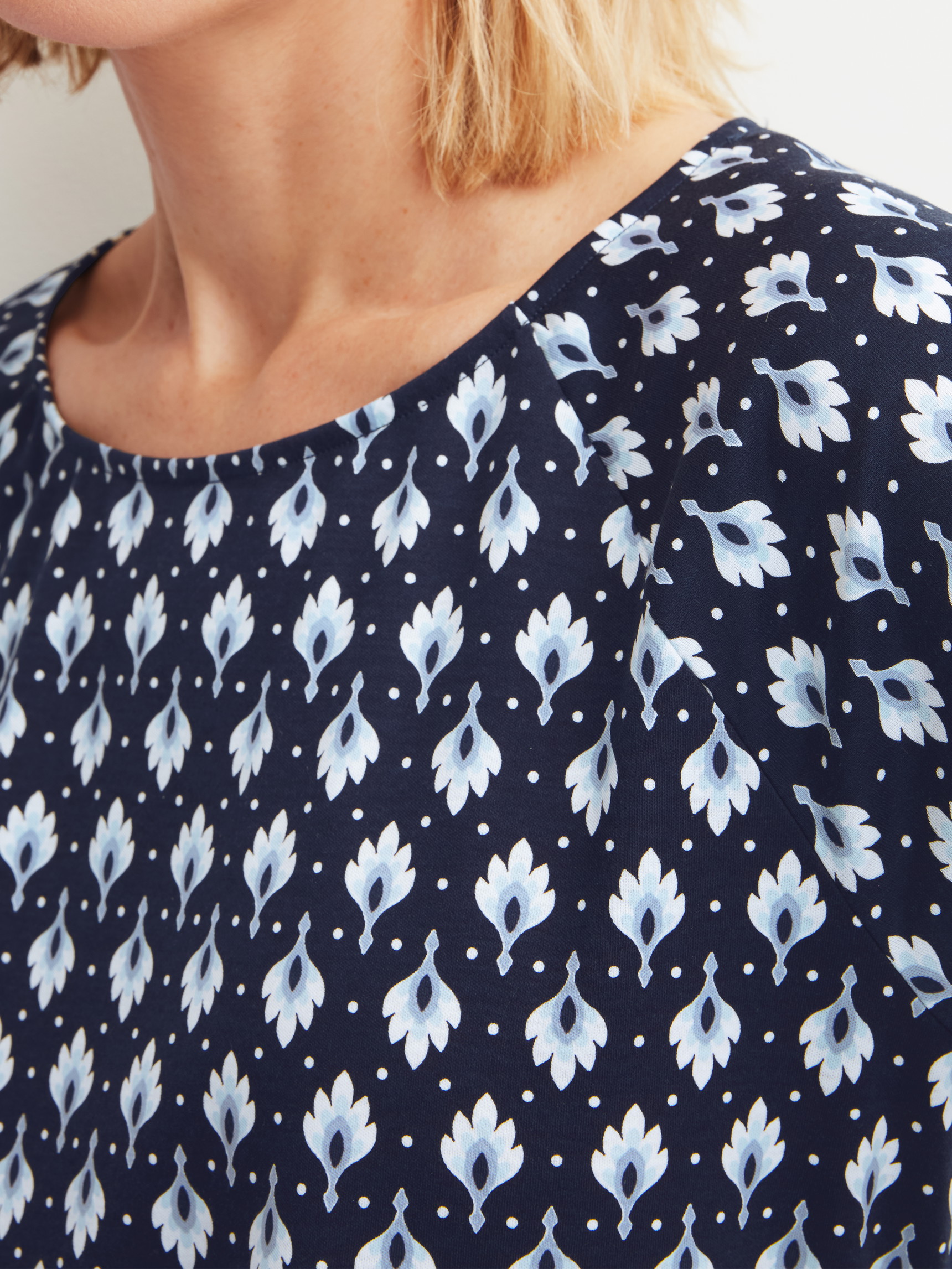 Women model is wearing short-sleeved nightdress made of 100% Cotton in Blue, Patterned from the Daylight Dreams series by CALIDA, Detail
