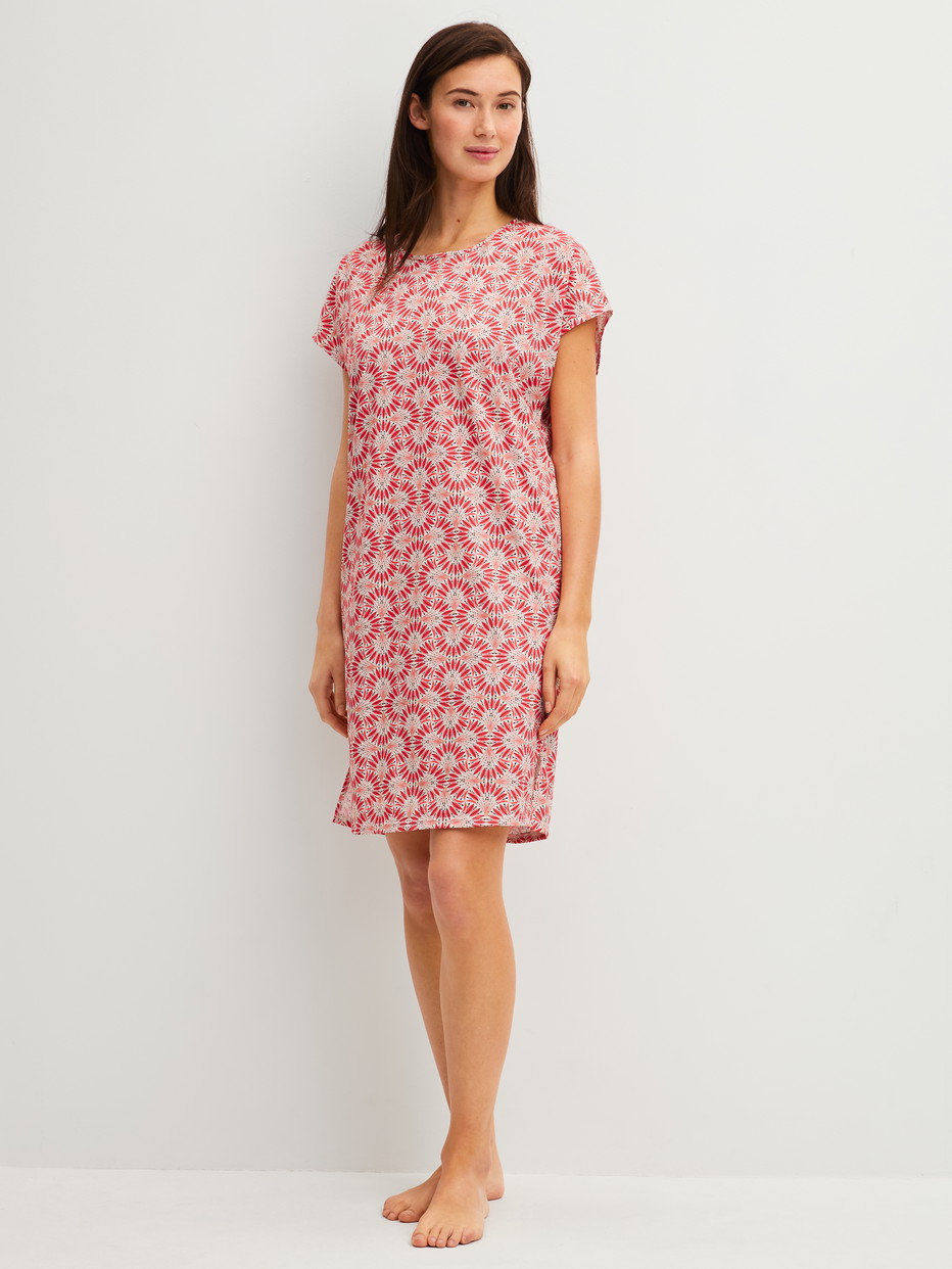 Damen-Model trägt Kurzarm-Nachthemd, Länge 95 cm aus 100% Baumwolle in Rot, Gemustert aus Serie Cotton Special von CALIDA, Vorderansicht