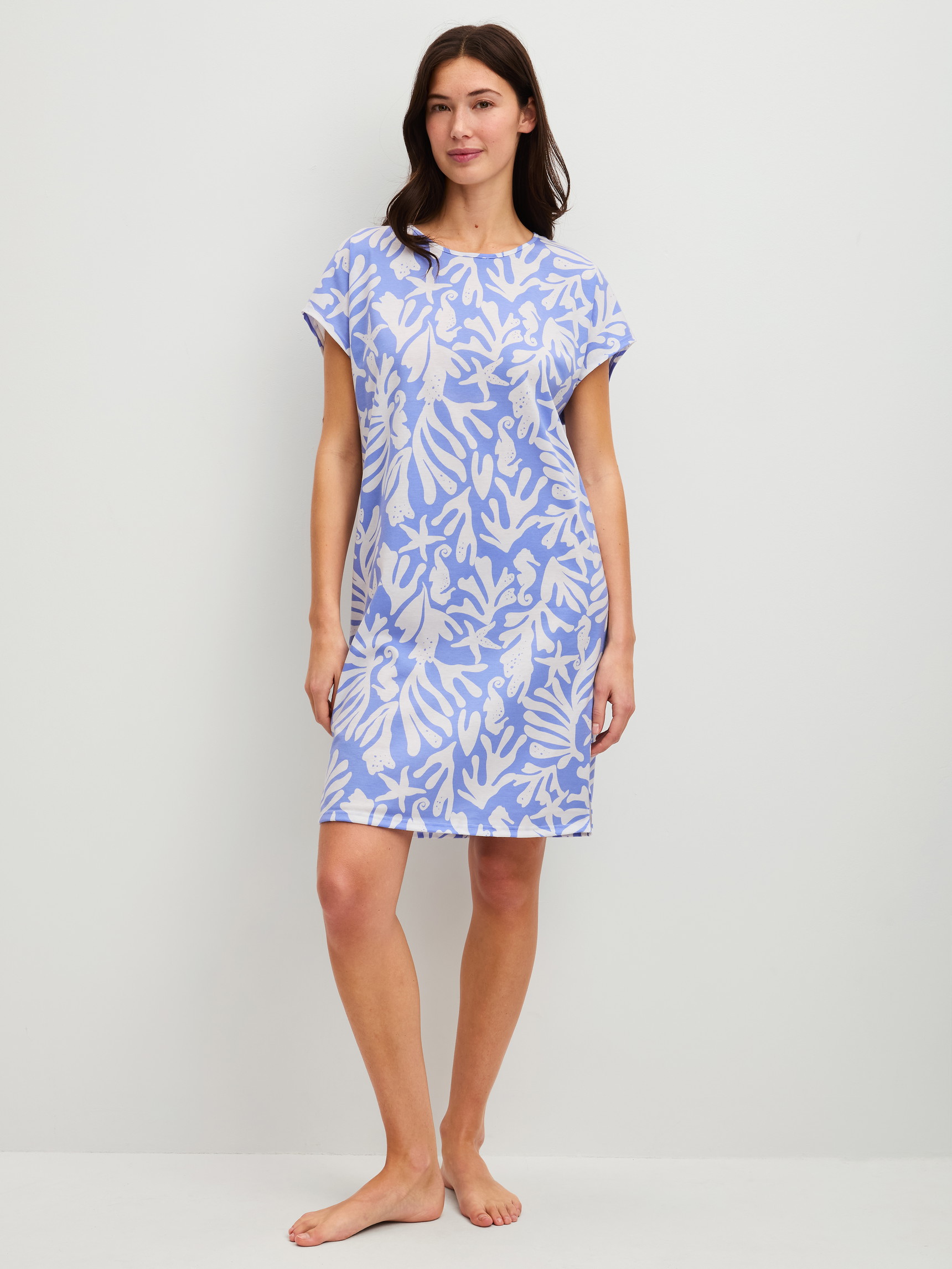 Damen-Model trägt Kurzarm-Nachthemd, Länge 95 cm aus 100% Baumwolle in Blau, Floral aus Serie Cotton Special von CALIDA, Vorderansicht