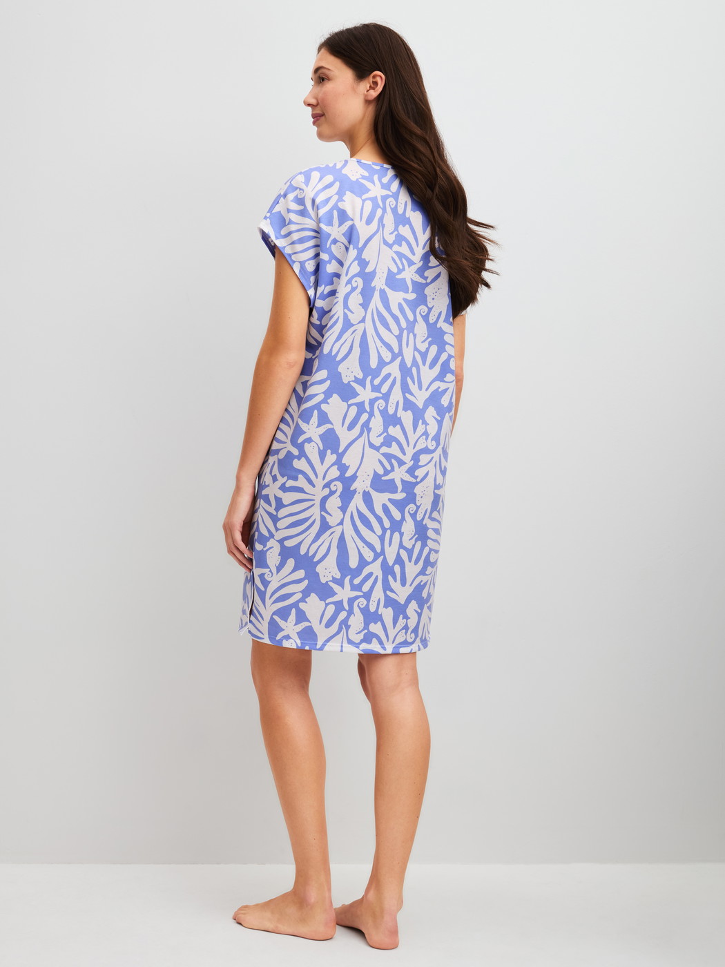 Le mannequin Femme porte le/la Chemise de nuit à manches courtes, longueur 95 cm en 100% coton de couleur Bleu, Floral, de la série Cotton Special de CALIDA, Vue arrière