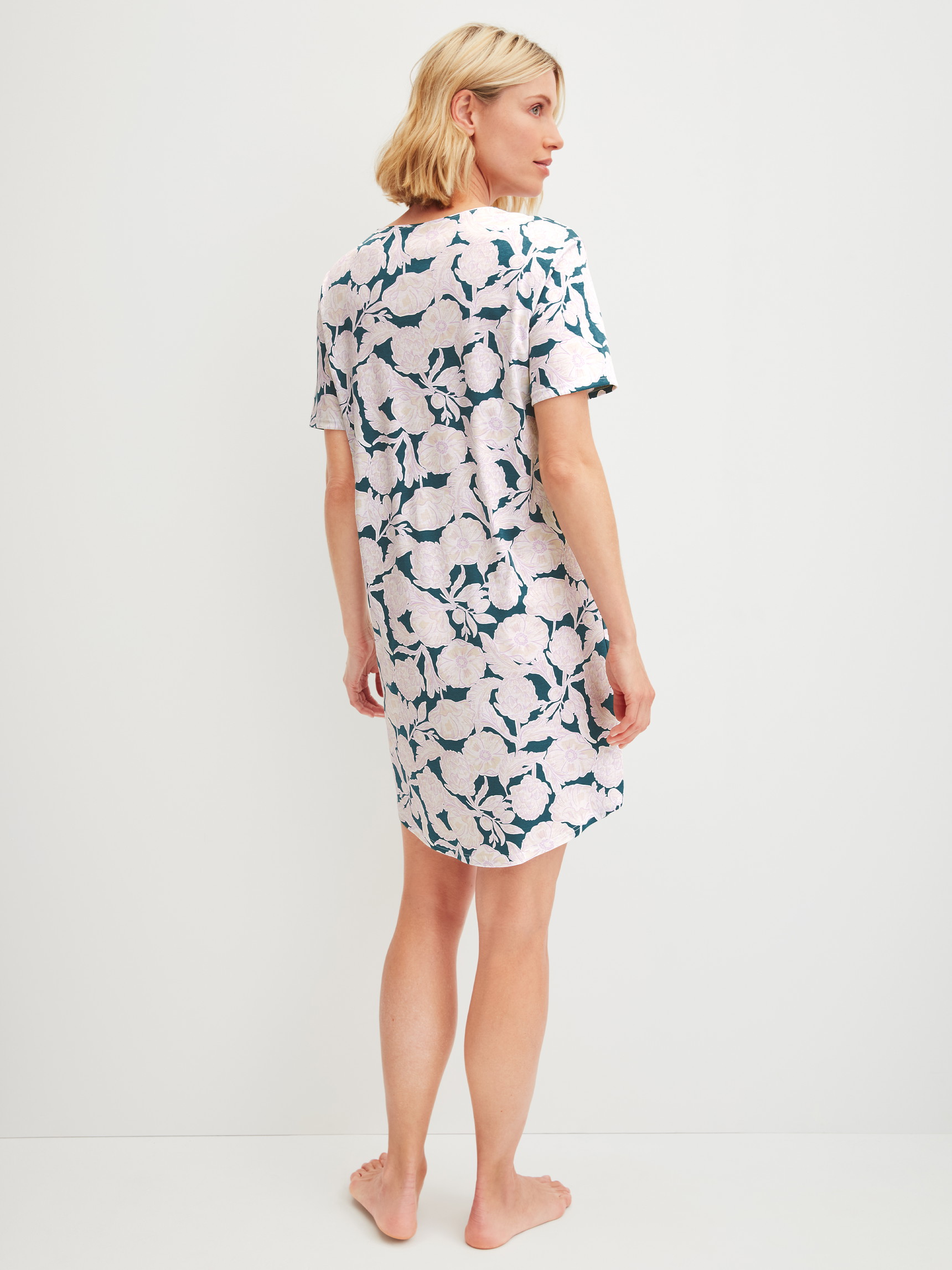 Damen-Model trägt Kurzarm-Nachthemd, Länge 95 cm aus 100% Baumwolle in Türkis, Floral aus Serie Botanic Dreams von CALIDA, Rückansicht