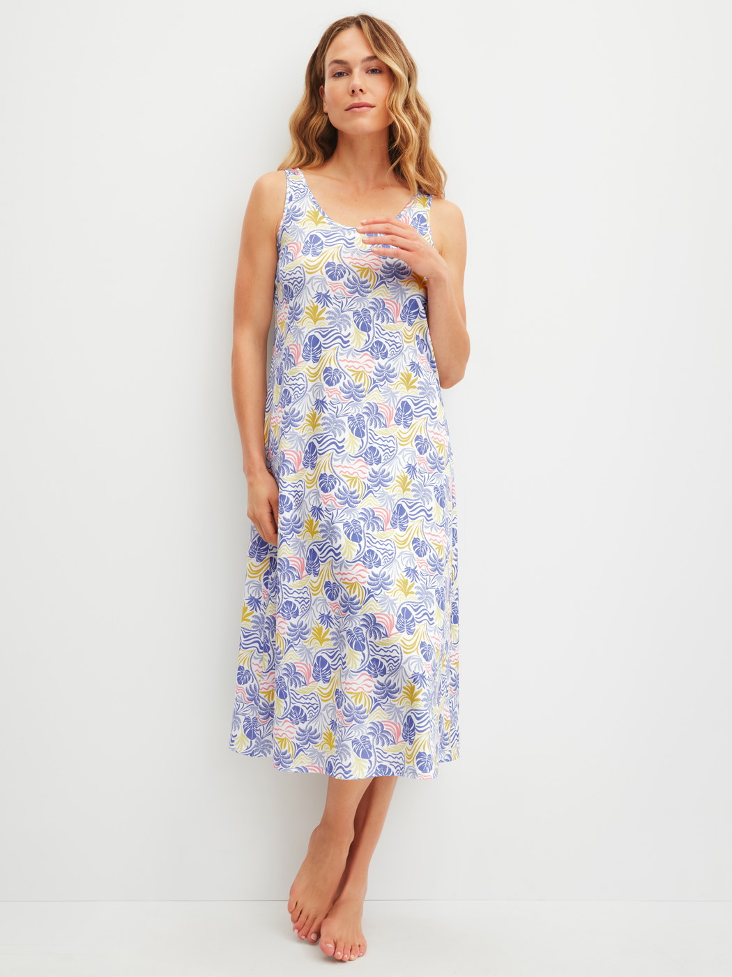 Le mannequin Femme porte le/la Chemise de nuit, longueur 125 cm en 100% coton de couleur Bleu, Floral, de la série Coastal Dreams de CALIDA, Vue de face