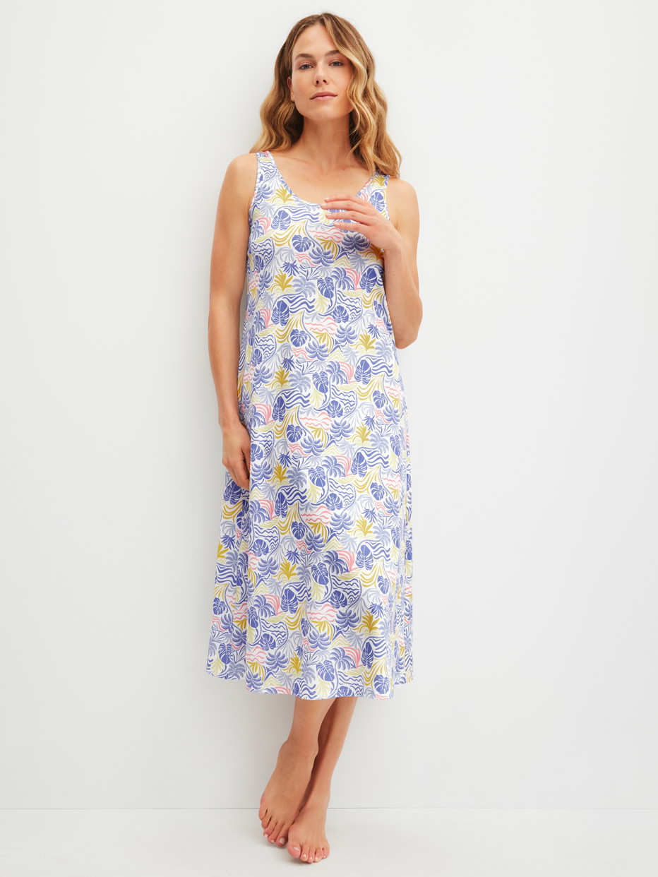 Damen-Model trägt Nachthemd, Länge 125 cm aus 100% Baumwolle in Blau, Floral aus Serie Coastal Dreams von CALIDA, Vorderansicht