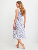 Le mannequin Femme porte le/la Chemise de nuit, longueur 125 cm en 100% coton de couleur Bleu, Floral, de la série Coastal Dreams de CALIDA, Vue arrière