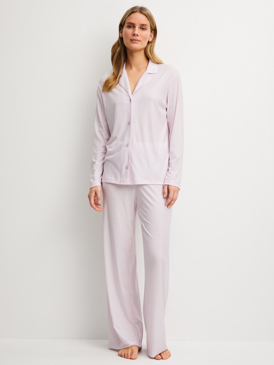 Damen-Model trägt Pyjama aus TENCEL™ mit Knöpfen aus Modal in Violett, Gestreift aus Serie Striped Dreams von CALIDA, Vorderansicht