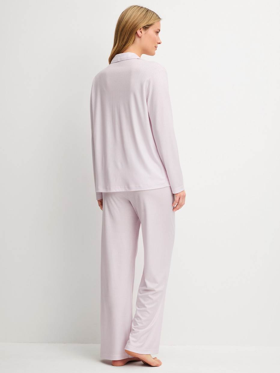 Damen-Model trägt Pyjama aus TENCEL™ mit Knöpfen aus Modal in Violett, Gestreift aus Serie Striped Dreams von CALIDA, Rückansicht