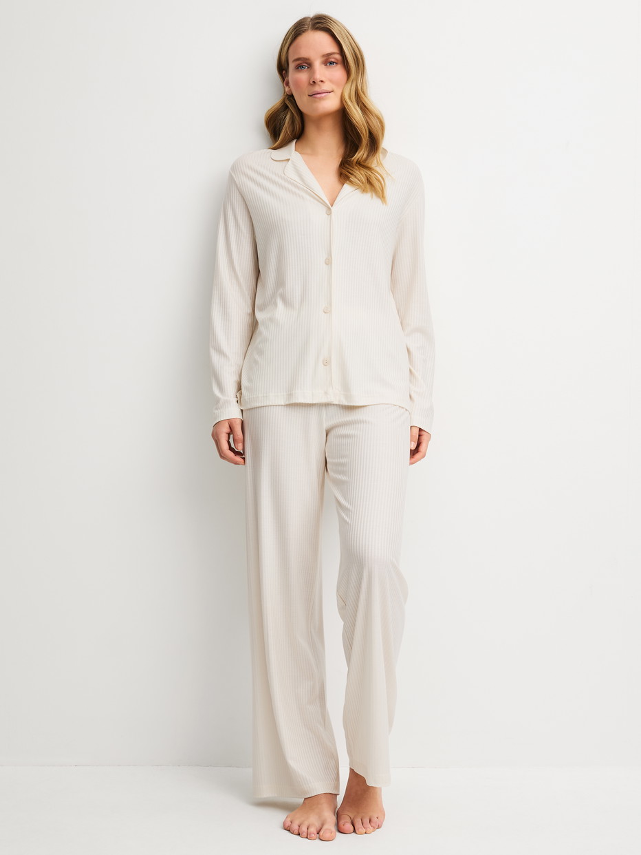La modella / Il modello Donna indossa Pigiama con bottoni in Modal di colore Beige, A righe, della serie Striped Dreams di CALIDA, Vista frontale