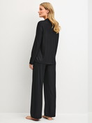 Le mannequin Femme porte le/la Pyjama à boutons en Modal de couleur Noir, Rayée, de la série Striped Dreams de CALIDA, Vue arrière
