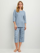Damen-Model trägt Capri-Pyjama aus 100% Baumwolle in Blau, Gemustert aus Serie Hotel Nights von CALIDA, Vorderansicht