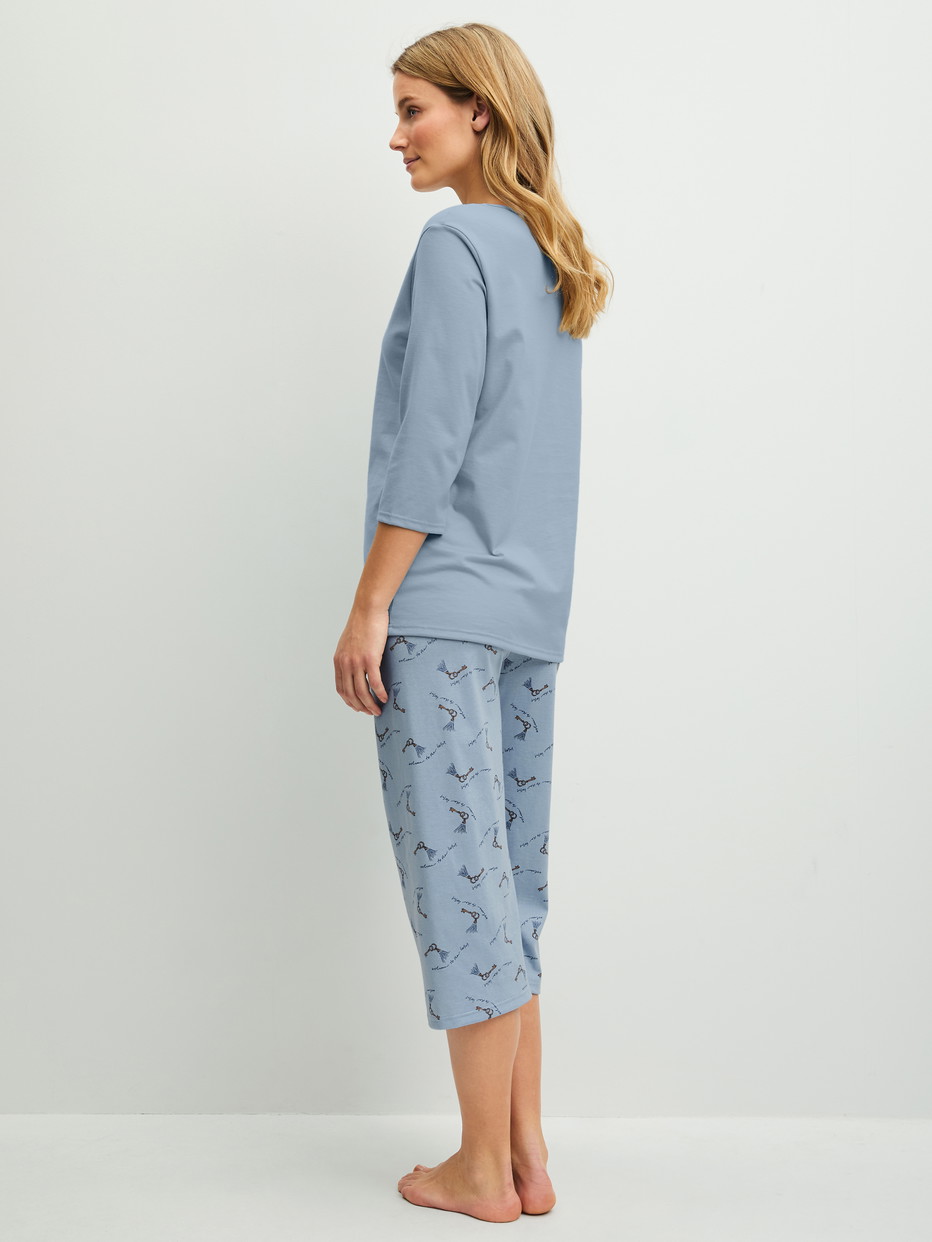 Le mannequin Femme porte le/la  en 100% coton de couleur Bleu, À motifs, de la série Hotel Nights de CALIDA, Vue arrière