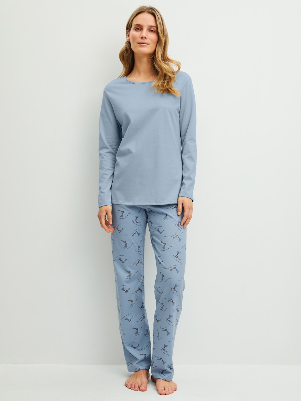 Damen-Model trägt Pyjama, lang aus 100% Baumwolle in Blau, Gemustert aus Serie Hotel Nights von CALIDA, Vorderansicht