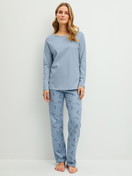 Damen-Model trägt Pyjama, lang aus 100% Baumwolle in Blau, Gemustert aus Serie Hotel Nights von CALIDA, Vorderansicht