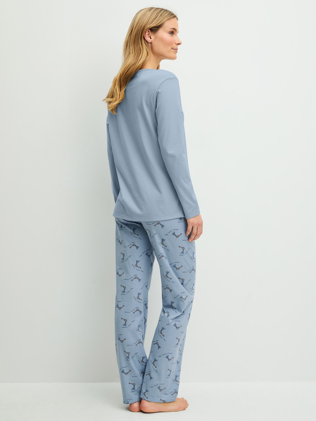 Damen-Model trägt Pyjama, lang aus 100% Baumwolle in Blau, Gemustert aus Serie Hotel Nights von CALIDA, Rückansicht