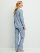 Damen-Model trägt Pyjama, lang aus 100% Baumwolle in Blau, Gemustert aus Serie Hotel Nights von CALIDA, Rückansicht