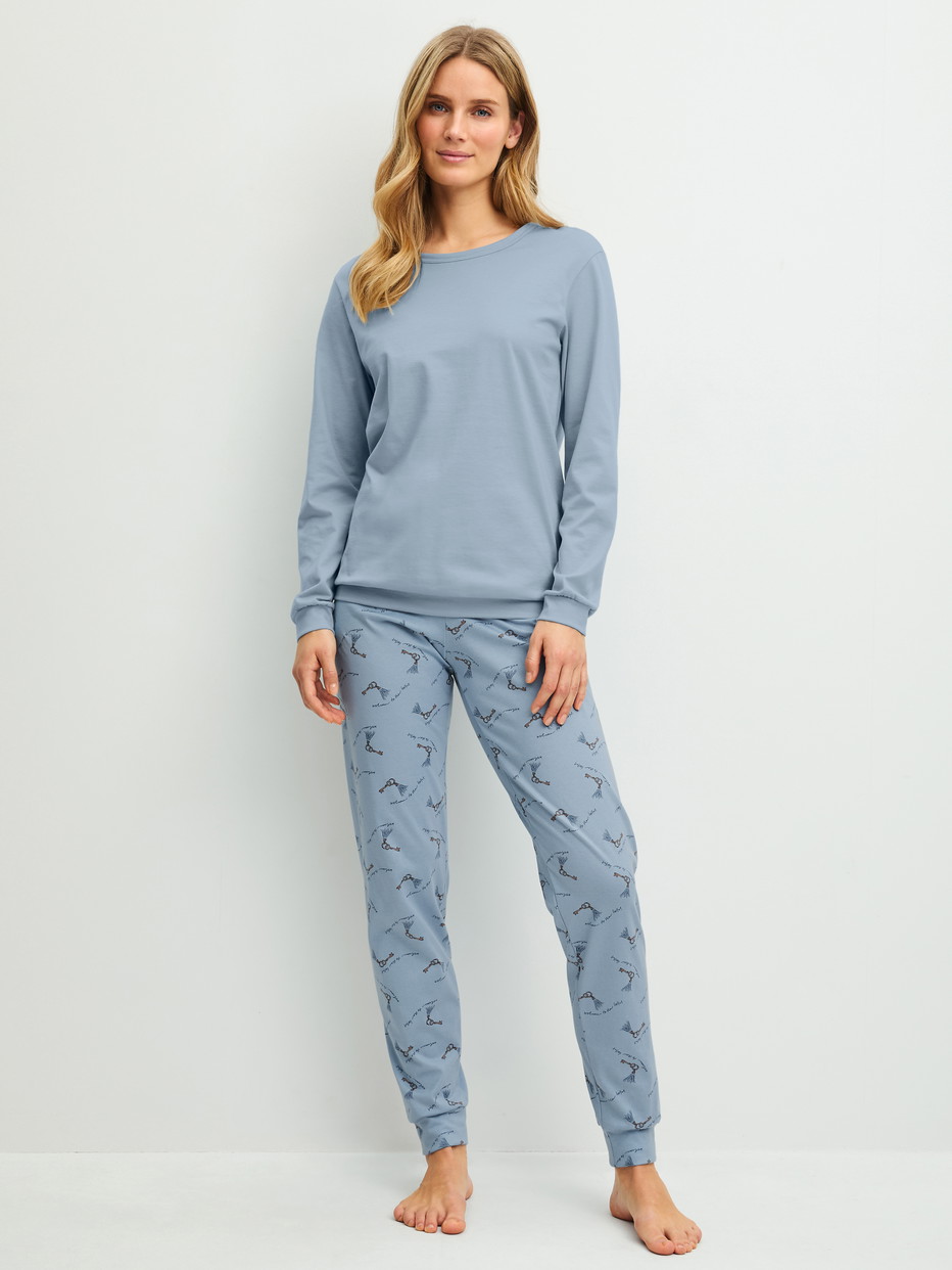 Le mannequin Femme porte le/la  en 100% coton de couleur Bleu, À motifs, de la série Hotel Nights de CALIDA, Vue de face