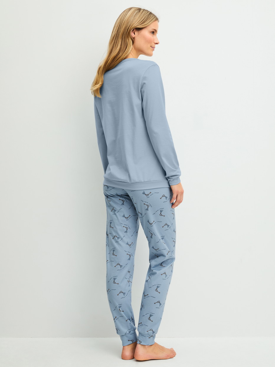 Le mannequin Femme porte le/la  en 100% coton de couleur Bleu, À motifs, de la série Hotel Nights de CALIDA, Vue arrière