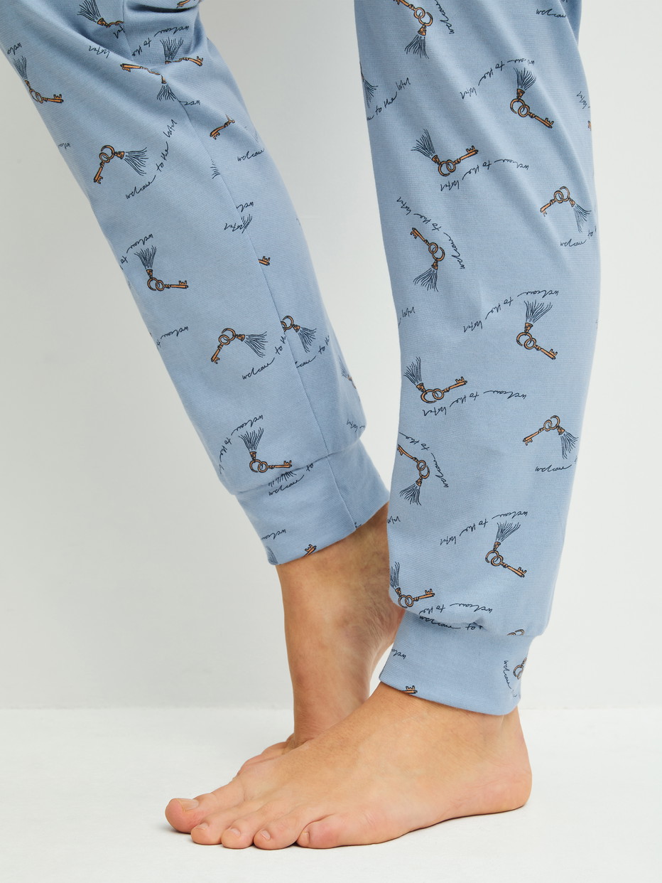 Le mannequin Femme porte le/la  en 100% coton de couleur Bleu, À motifs, de la série Hotel Nights de CALIDA, Détail