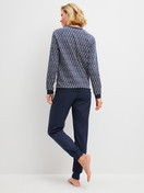 Damen-Model trägt Bündchen-Pyjama aus 100% Baumwolle in Blau, Gemustert aus Serie Midnight Hearts von CALIDA, Rückansicht