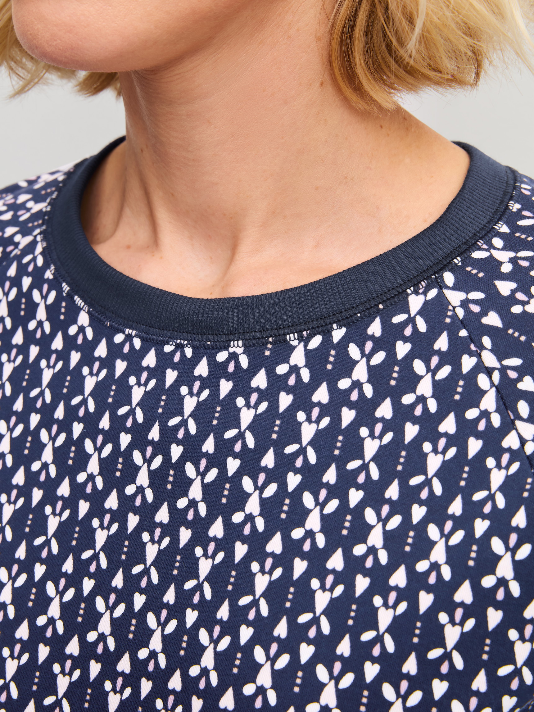 Damen-Model trägt Bündchen-Pyjama aus 100% Baumwolle in Blau, Gemustert aus Serie Midnight Hearts von CALIDA, Detail