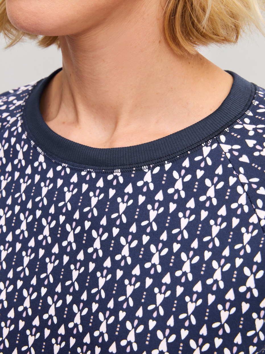 Damen-Model trägt Bündchen-Pyjama aus 100% Baumwolle in Blau, Gemustert aus Serie Midnight Hearts von CALIDA, Detail