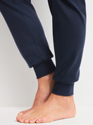 Damen-Model trägt Bündchen-Pyjama aus 100% Baumwolle in Blau, Gemustert aus Serie Midnight Hearts von CALIDA, Detail
