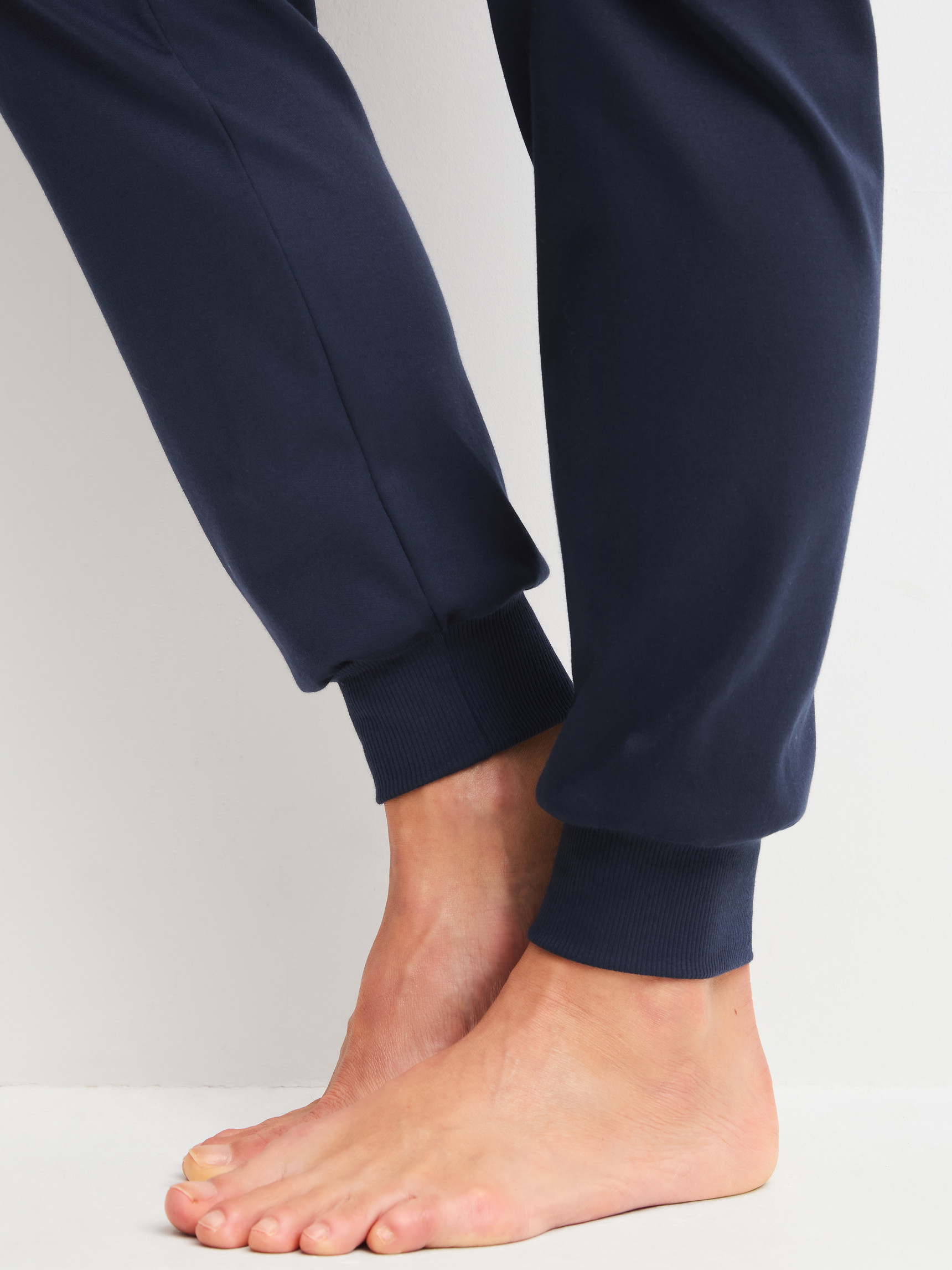 Damen-Model trägt Bündchen-Pyjama aus 100% Baumwolle in Blau, Gemustert aus Serie Midnight Hearts von CALIDA, Detail
