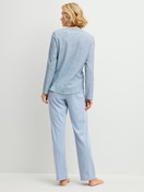 Damen-Model trägt Pyjama, lang aus 100% Baumwolle in Blau, Gemustert aus Serie Midnight Dreams von CALIDA, Rückansicht
