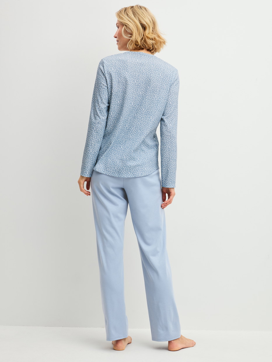 Damen-Model trägt Pyjama, lang aus 100% Baumwolle in Blau, Gemustert aus Serie Midnight Dreams von CALIDA, Rückansicht
