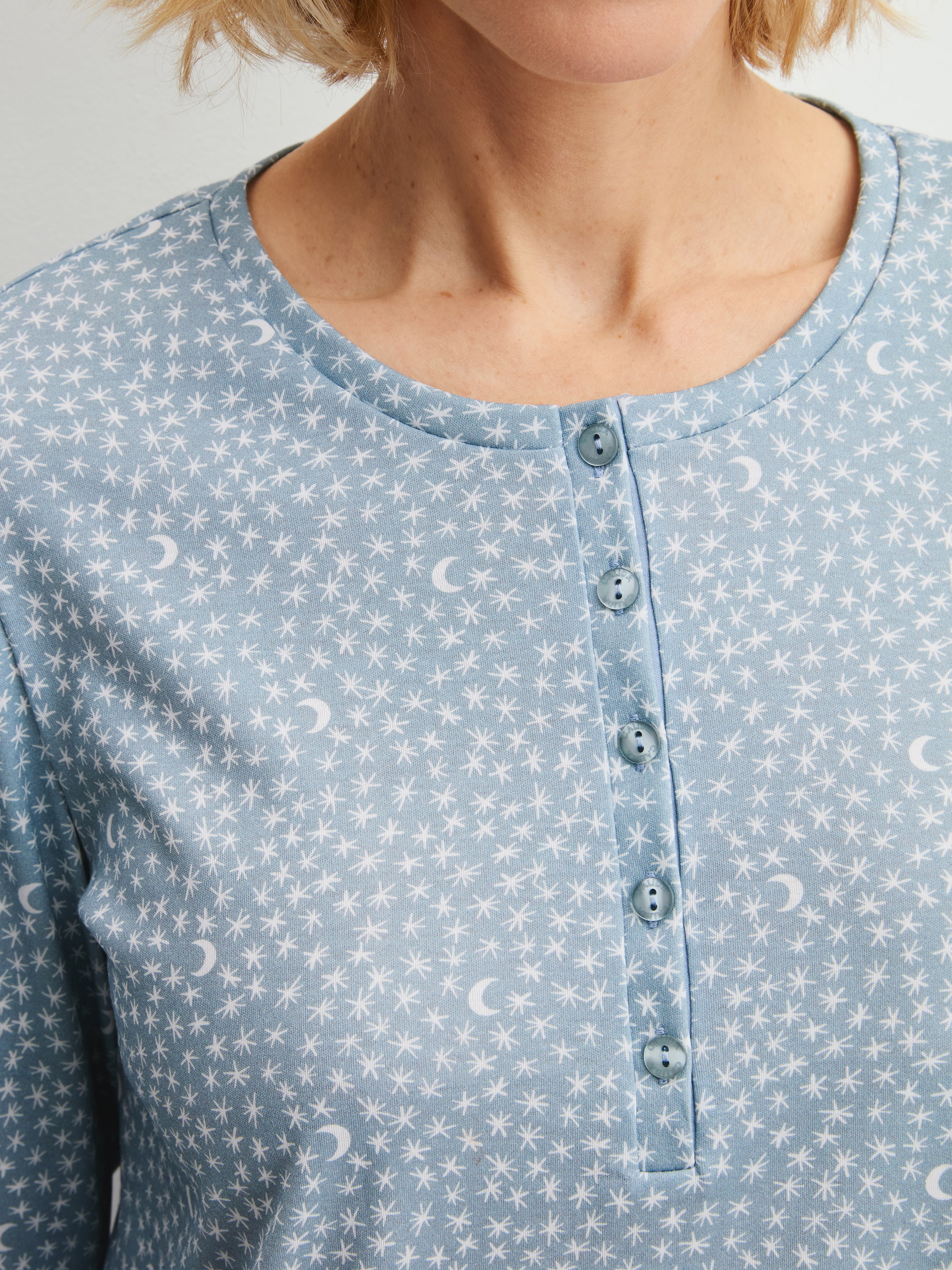 Damen-Model trägt Pyjama, lang aus 100% Baumwolle in Blau, Gemustert aus Serie Midnight Dreams von CALIDA, Detail