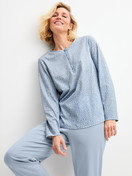 Damen-Model trägt Pyjama, lang aus 100% Baumwolle in Blau, Gemustert aus Serie Midnight Dreams von CALIDA, Zusatzbild