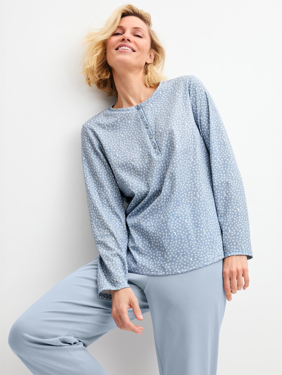 Damen-Model trägt Pyjama, lang aus 100% Baumwolle in Blau, Gemustert aus Serie Midnight Dreams von CALIDA, Zusatzbild