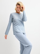 Damen-Model trägt Pyjama, lang aus 100% Baumwolle in Blau, Gemustert aus Serie Midnight Dreams von CALIDA, Zusatzbild