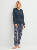 Damen-Model trägt Pyjama, lang aus 100% Baumwolle in Blau, Gemustert aus Serie Family & Friends von CALIDA, Vorderansicht