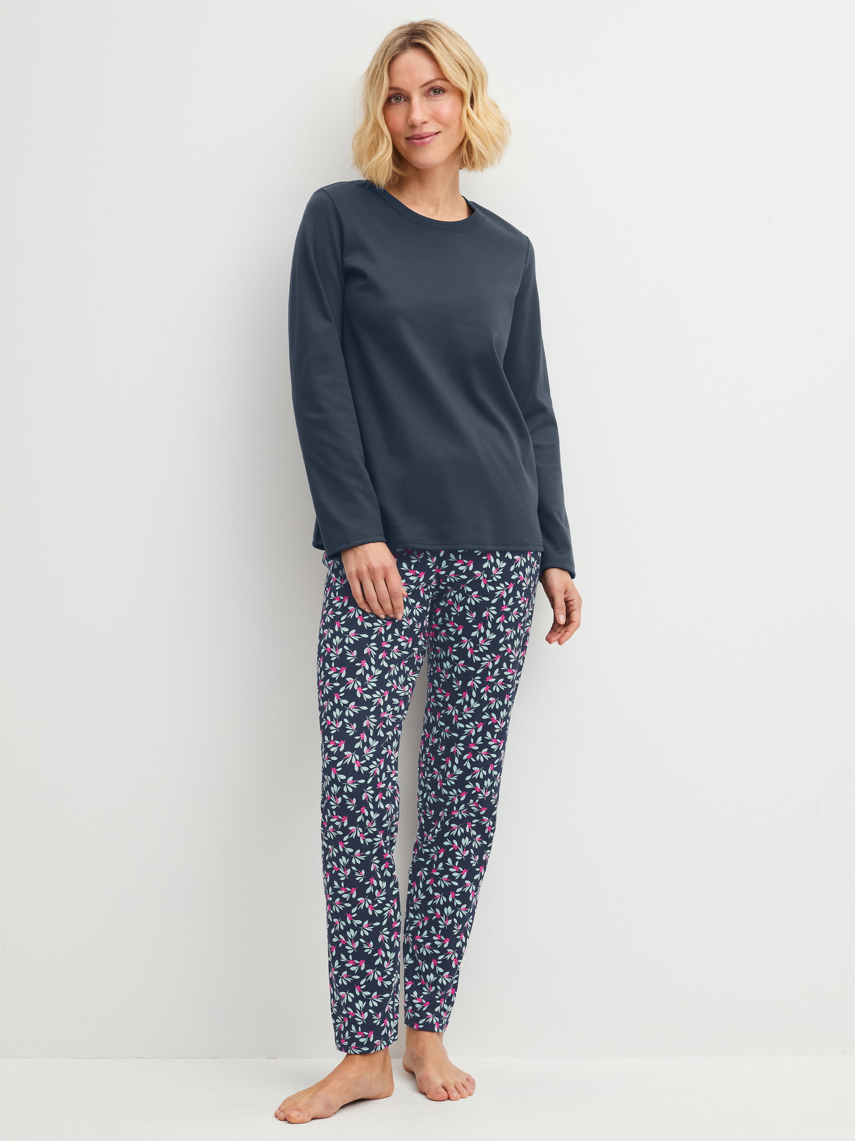 Damen-Model trägt Pyjama, lang aus 100% Baumwolle in Blau, Gemustert aus Serie Family & Friends von CALIDA, Vorderansicht