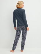 Damen-Model trägt Pyjama, lang aus 100% Baumwolle in Blau, Gemustert aus Serie Family & Friends von CALIDA, Rückansicht
