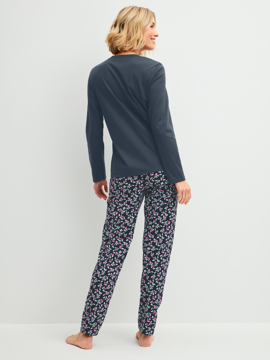 Damen-Model trägt Pyjama, lang aus 100% Baumwolle in Blau, Gemustert aus Serie Family & Friends von CALIDA, Rückansicht