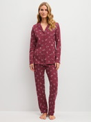 Damen-Model trägt Pyjama mit Knöpfen aus 100% Baumwolle in Rot, Gemustert aus Serie Family & Friends von CALIDA, Vorderansicht