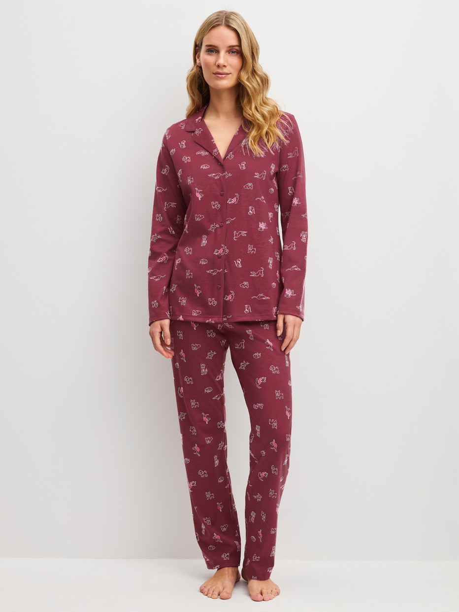 Damen-Model trägt Pyjama mit Knöpfen aus 100% Baumwolle in Rot, Gemustert aus Serie Family & Friends von CALIDA, Vorderansicht
