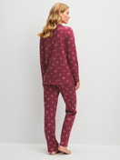 Damen-Model trägt Pyjama mit Knöpfen aus 100% Baumwolle in Rot, Gemustert aus Serie Family & Friends von CALIDA, Rückansicht